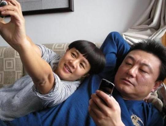 51岁金龟子还是和当年一样像小孩子，而女儿却像唐嫣