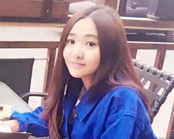 51岁金龟子还是和当年一样像小孩子，而女儿却像唐嫣