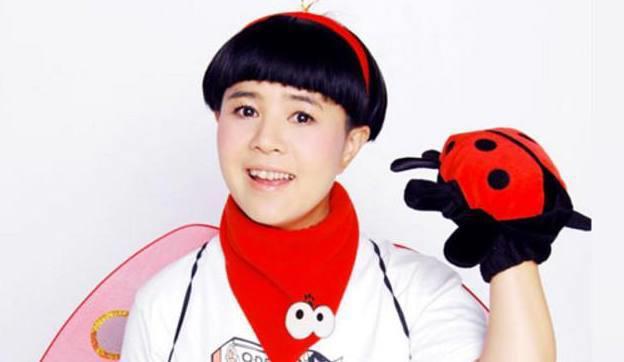 51岁金龟子还是和当年一样像小孩子，而女儿却像唐嫣