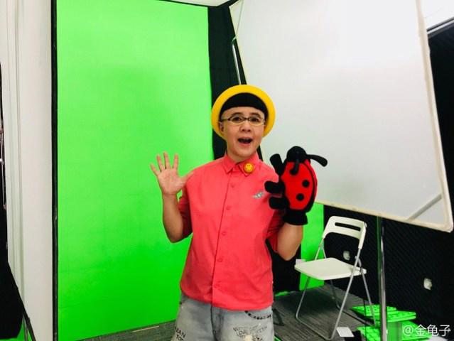 回忆杀！52岁金龟子带着老公女儿为动漫《金龟子》配音