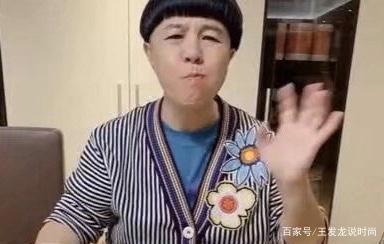 54岁金龟子穿上减龄和卡通衣服，几十年来真的是一心一意