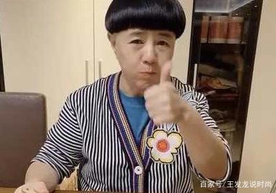 54岁金龟子穿上减龄和卡通衣服，几十年来真的是一心一意