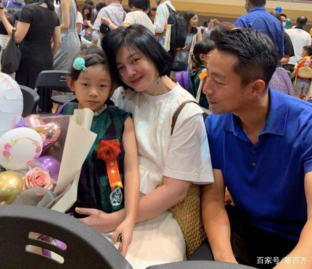 伊莲娜短版白T炫腹，前男友视线无法离开，开衩裙约会也玩性感