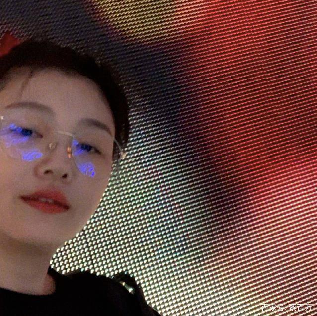 伊莲娜短版白T炫腹，前男友视线无法离开，开衩裙约会也玩性感