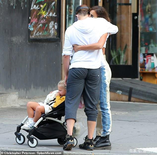 伊莲娜短版白T炫腹，前男友视线无法离开，开衩裙约会也玩性感