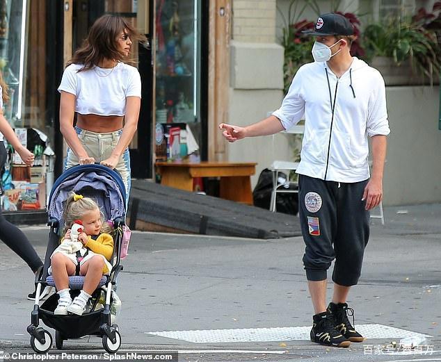 伊莲娜短版白T炫腹，前男友视线无法离开，开衩裙约会也玩性感