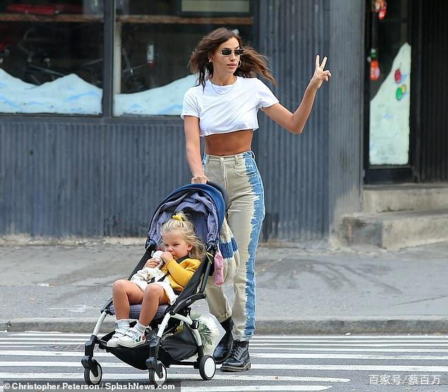 伊莲娜短版白T炫腹，前男友视线无法离开，开衩裙约会也玩性感