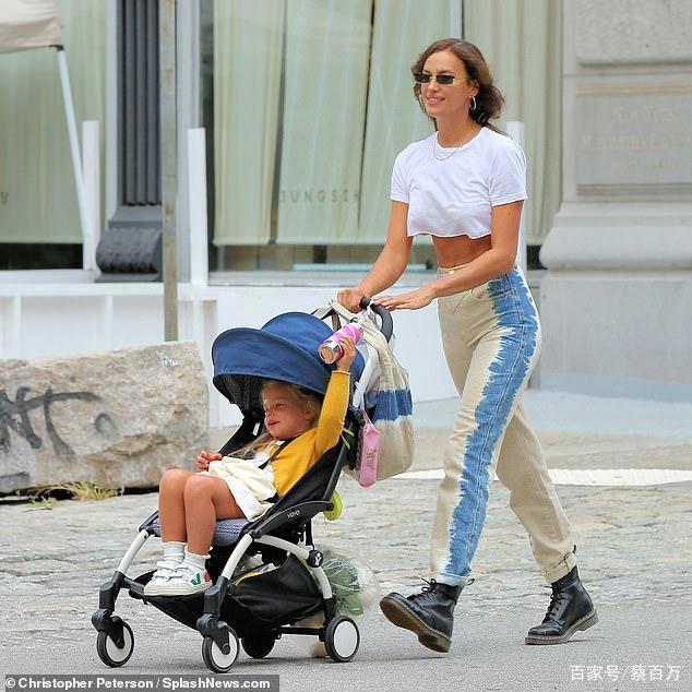 伊莲娜短版白T炫腹，前男友视线无法离开，开衩裙约会也玩性感