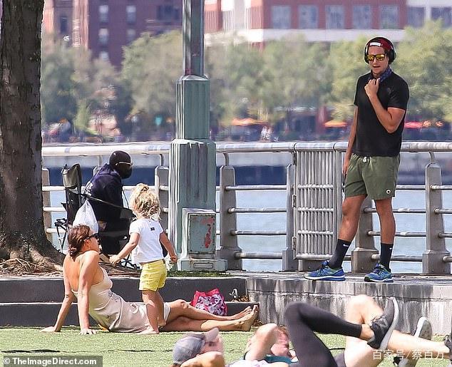 伊莲娜短版白T炫腹，前男友视线无法离开，开衩裙约会也玩性感