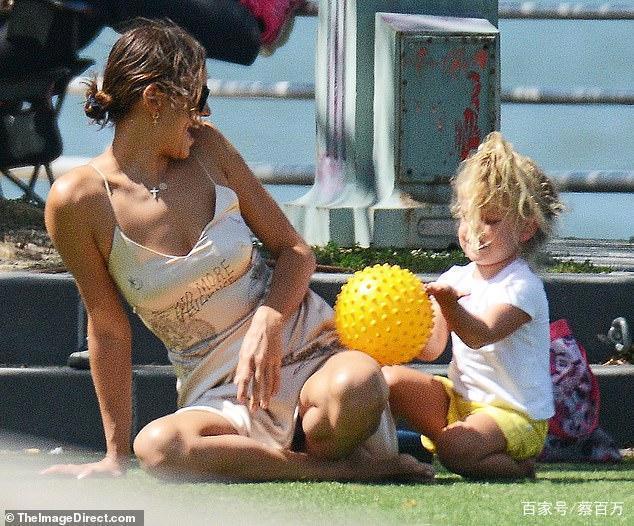 伊莲娜短版白T炫腹，前男友视线无法离开，开衩裙约会也玩性感