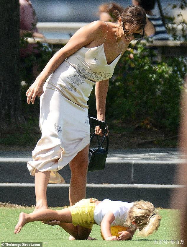 伊莲娜短版白T炫腹，前男友视线无法离开，开衩裙约会也玩性感