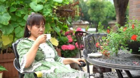 上海55岁公主裙阿姨冲上热搜！8年帮2000位残疾人做这件事…