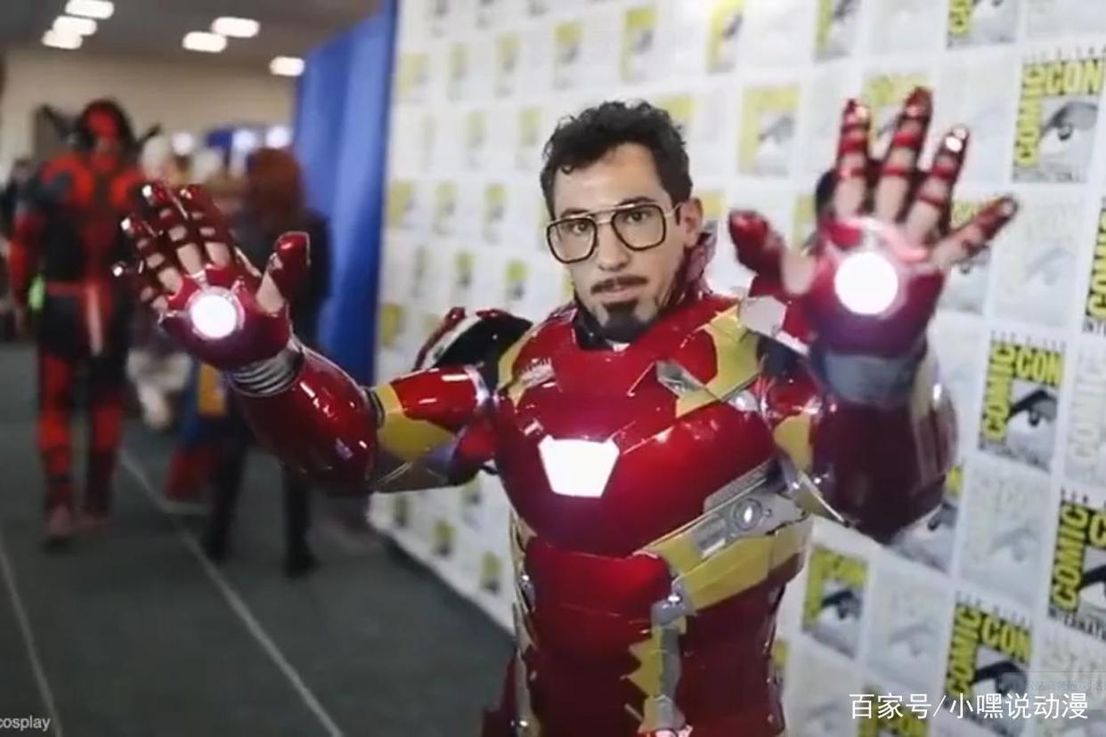 同样是玩二次元COS，欧美靠道具，国内靠仿妆，而他靠的是灵魂