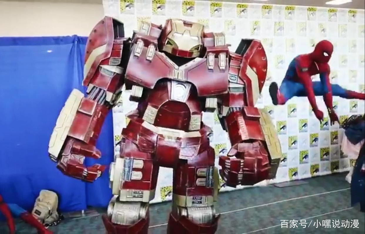 同样是玩二次元COS，欧美靠道具，国内靠仿妆，而他靠的是灵魂