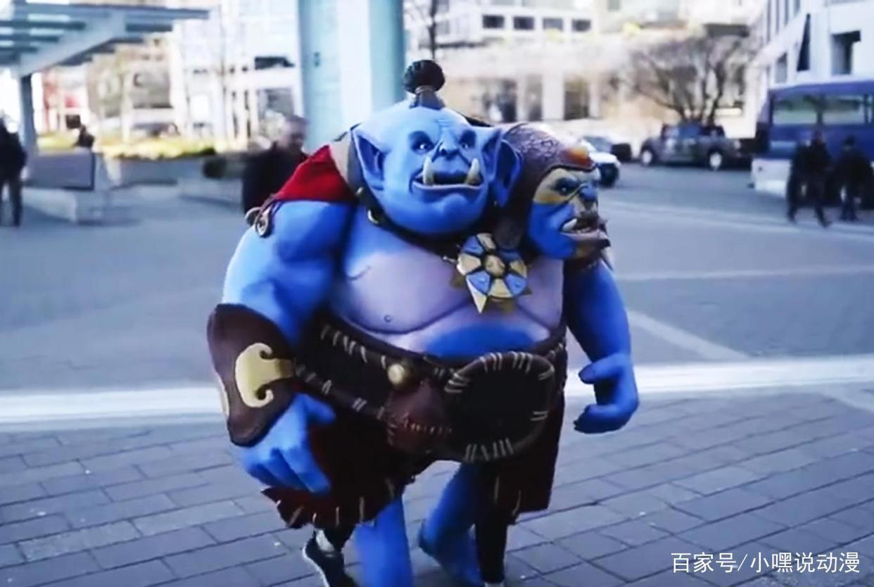 同样是玩二次元COS，欧美靠道具，国内靠仿妆，而他靠的是灵魂