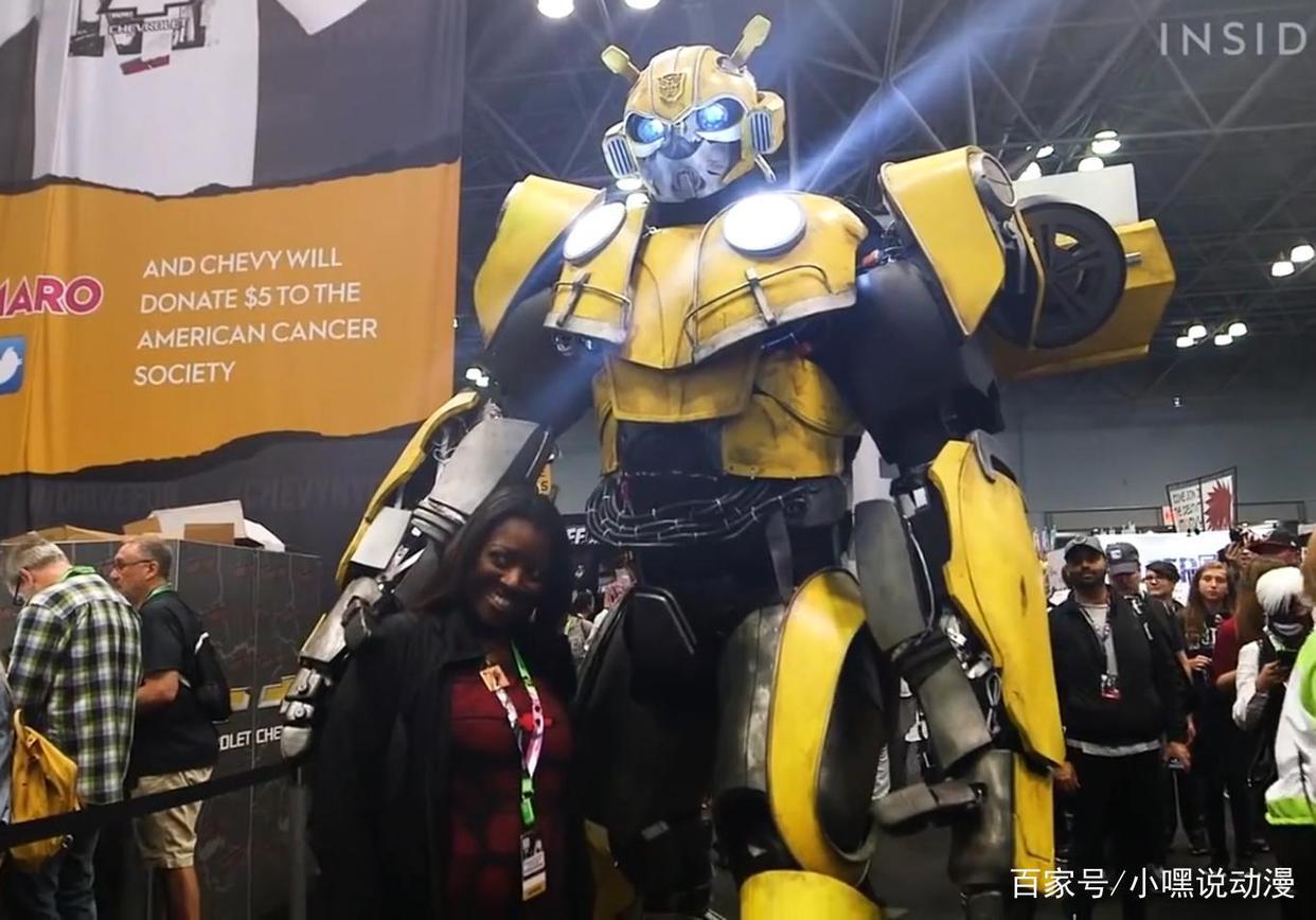 同样是玩二次元COS，欧美靠道具，国内靠仿妆，而他靠的是灵魂