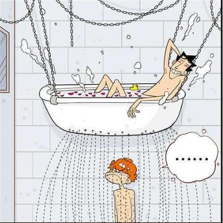 老师从鞋子里捞了一条鱼，阿衰觉得太恶心，决定用“浴缸”洗澡！