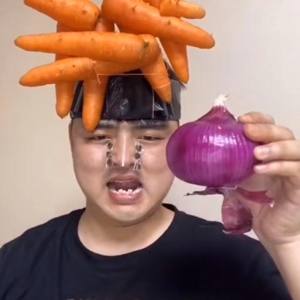 用胡萝卜cos神罗天征，用薯片扮演唐老鸭？这位大哥的cos有精髓！