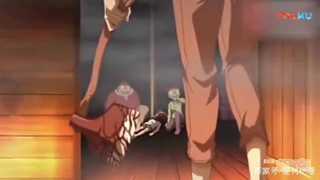 小哀为救出少年侦探团，服下解药，他们却把小哀照片上传网络