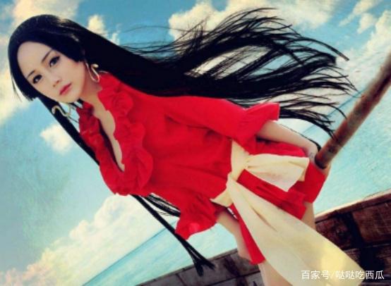 海贼王：二次元走出来的4位COS，女帝英姿飒爽，薇薇比动漫更美！