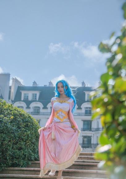 海贼王薇薇cos，蓝发碧眼天姿绝色，快来一睹容颜