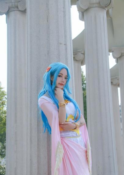 海贼王薇薇cos，蓝发碧眼天姿绝色，快来一睹容颜