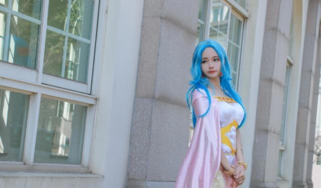 海贼王薇薇cos，蓝发碧眼天姿绝色，快来一睹容颜