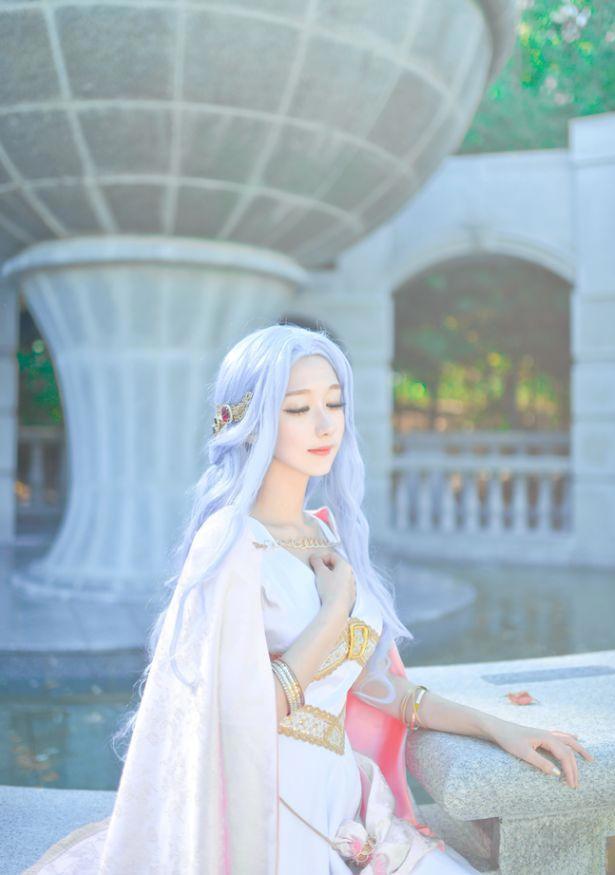 海贼王cos薇薇公主，与动漫一样的身材，一双大眼睛很神奇！