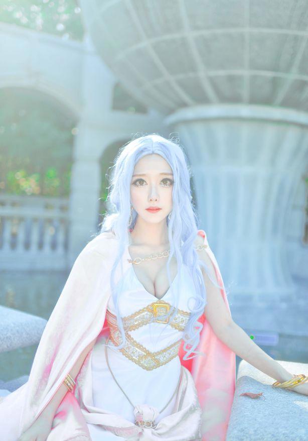 海贼王cos薇薇公主，与动漫一样的身材，一双大眼睛很神奇！