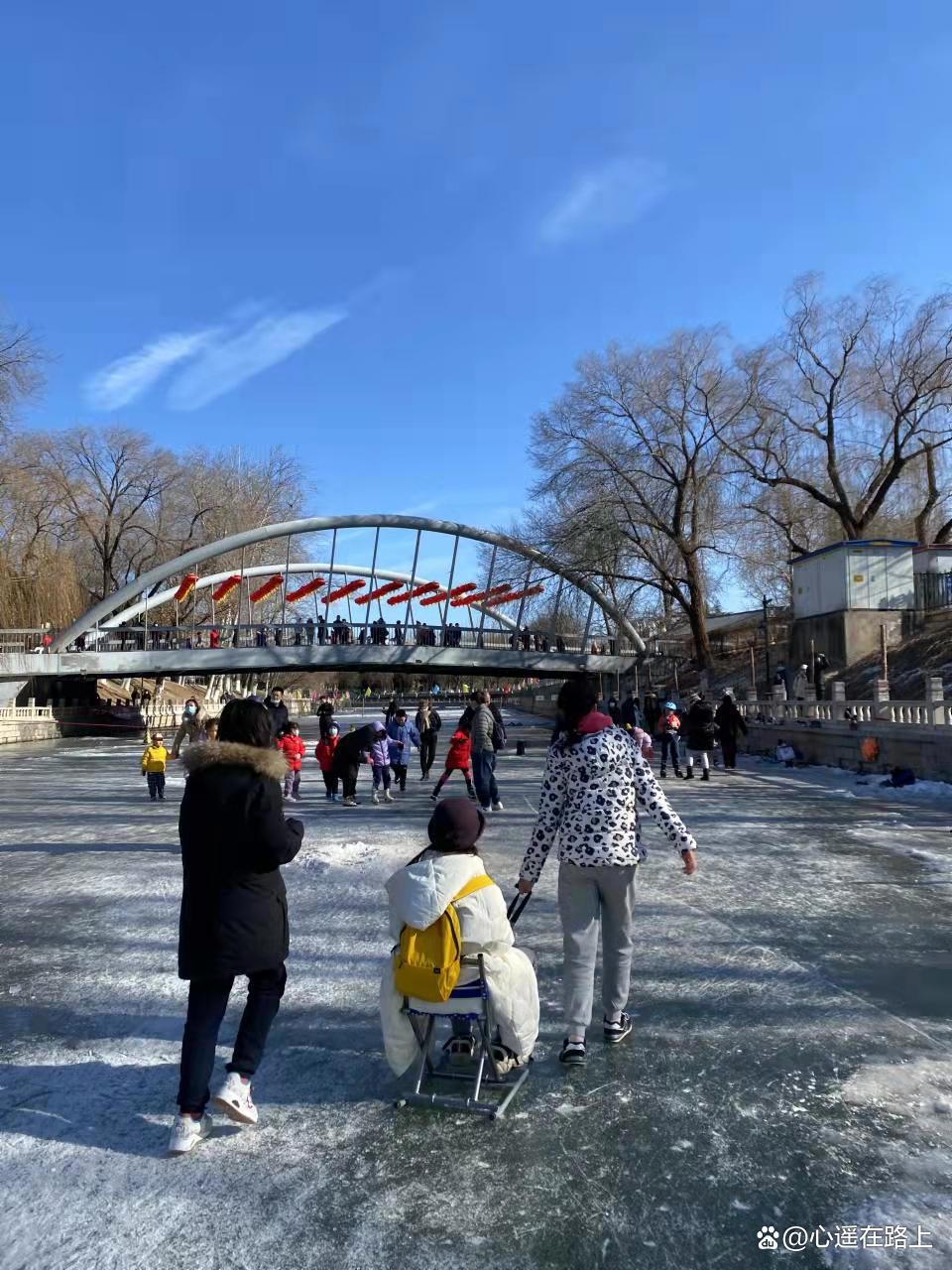 东风吹散梅梢雪，一夜挽回天下春
