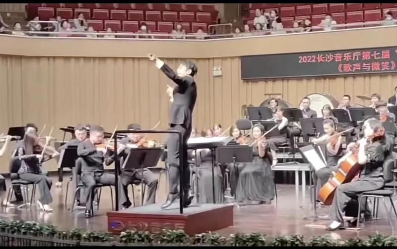 乐团指挥回应演奏《孤勇者》引发小朋友大合唱：被感染到了乐手情绪也被调动起来