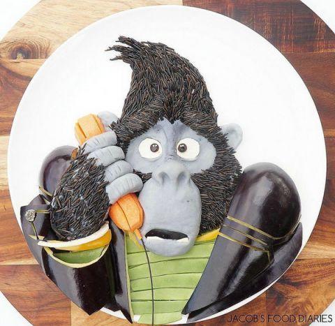 为了让孩子多吃饭，妈妈把饭做成各种动漫电影角色的图案