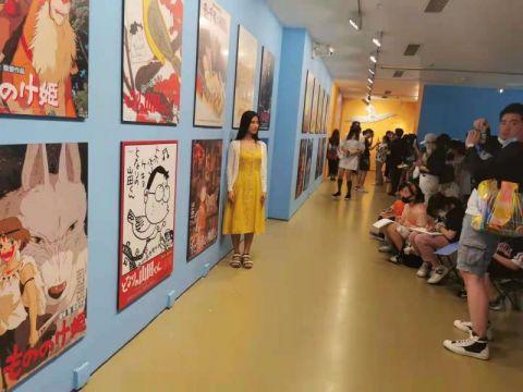 与龙猫合影，请排队