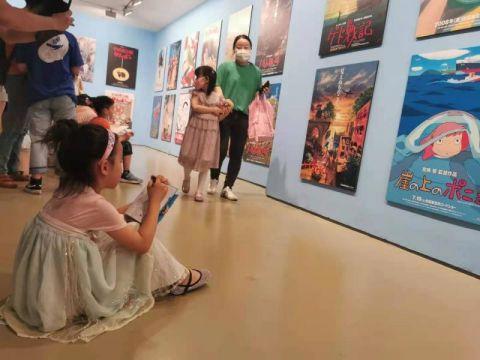 与龙猫合影，请排队