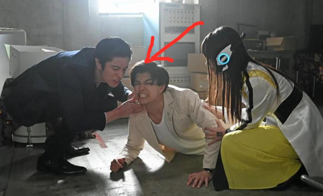 《假面骑士EXAID》社长VS社长，黑千骑竟然被虐，天津垓1000%吃瘪