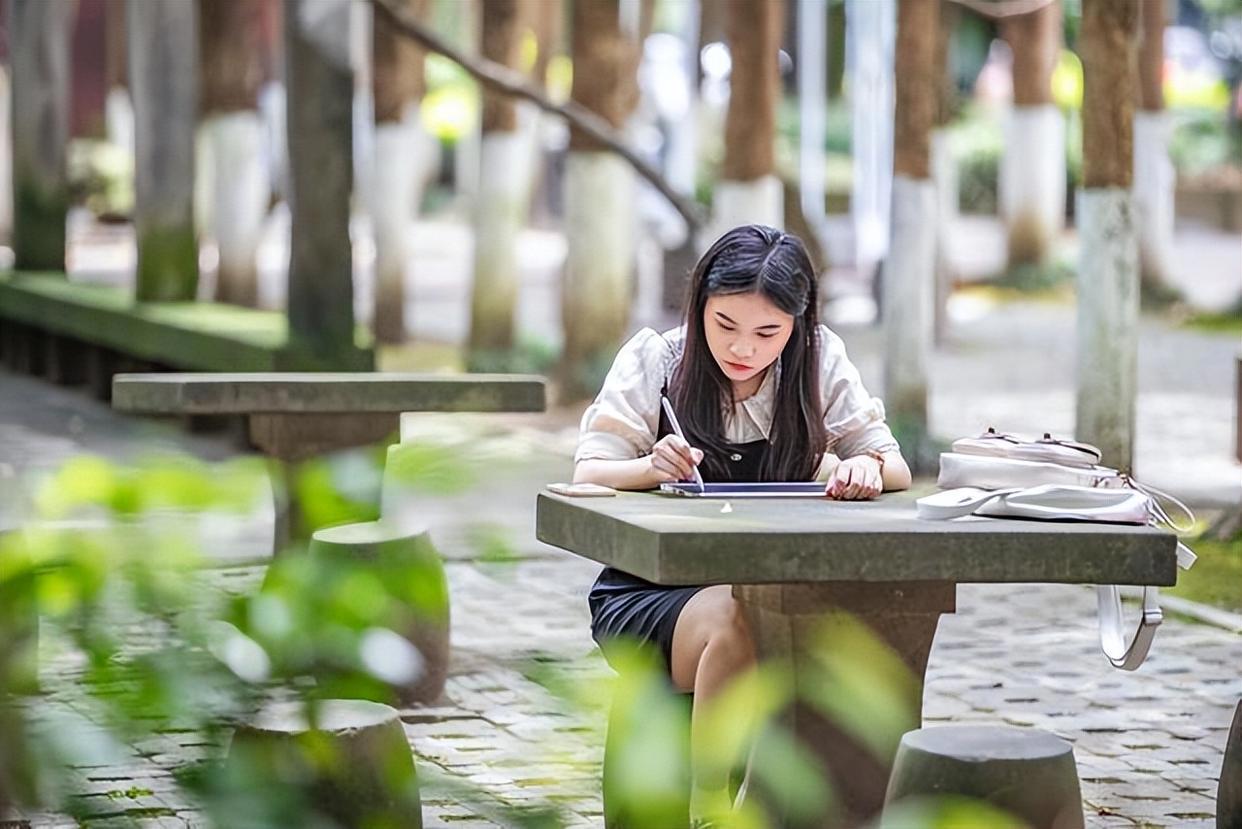 这名重庆大学女生从法学“跨界”成为插画师，只为心中梦想！