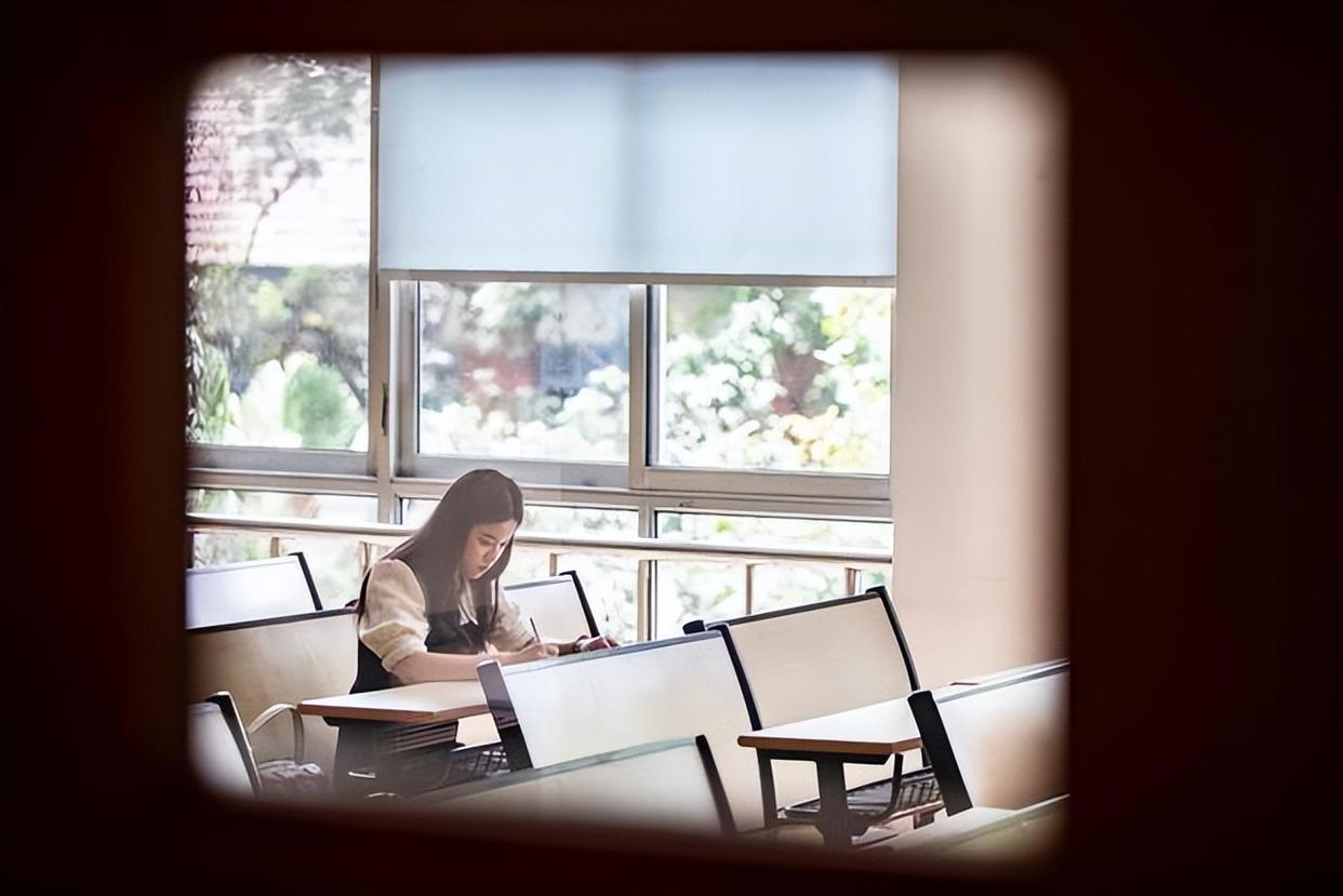 这名重庆大学女生从法学“跨界”成为插画师，只为心中梦想！