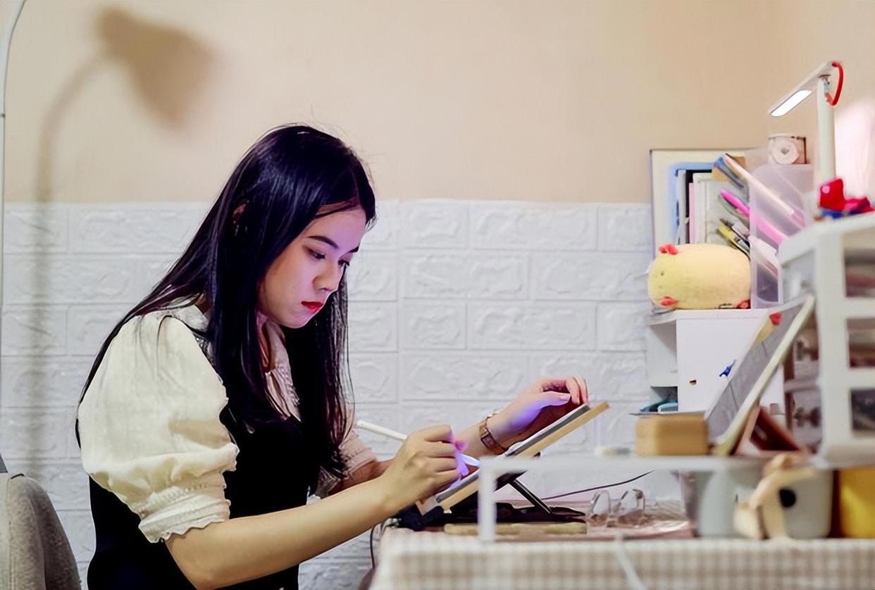 这名重庆大学女生从法学“跨界”成为插画师，只为心中梦想！