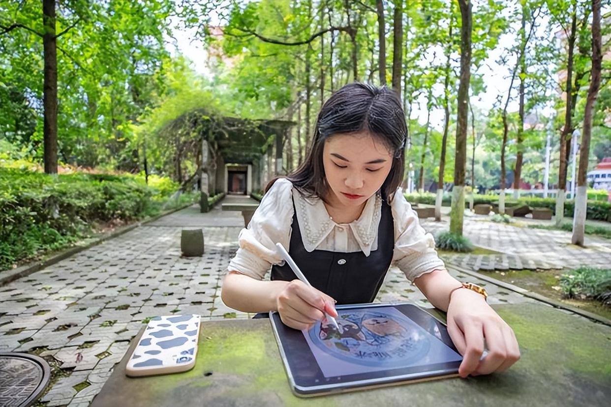 这名重庆大学女生从法学“跨界”成为插画师，只为心中梦想！