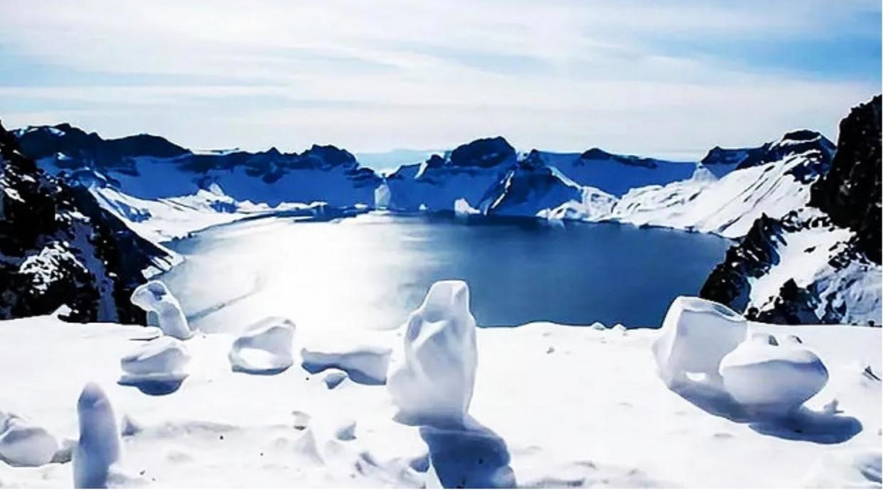 这座火山，冰雪覆盖后，奇观绝景叠现，简直就是冰雪动漫世界