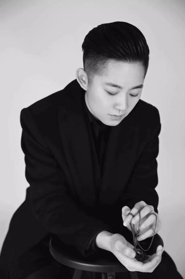 谁能不爱波妞呢？这个秋天，波妞踩着海浪、满心欢喜向我们扑来