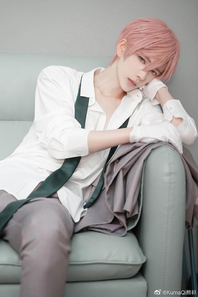 熊祁，一个混淆了很多人性别的coser，每一张都很还原