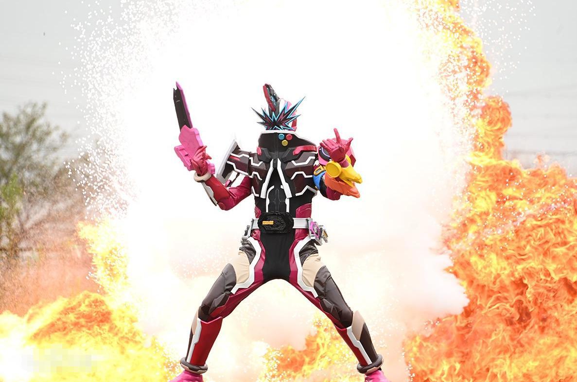 假面骑士Slash：颜色介于粉色和品红之间的音之骑士，人狠话不多