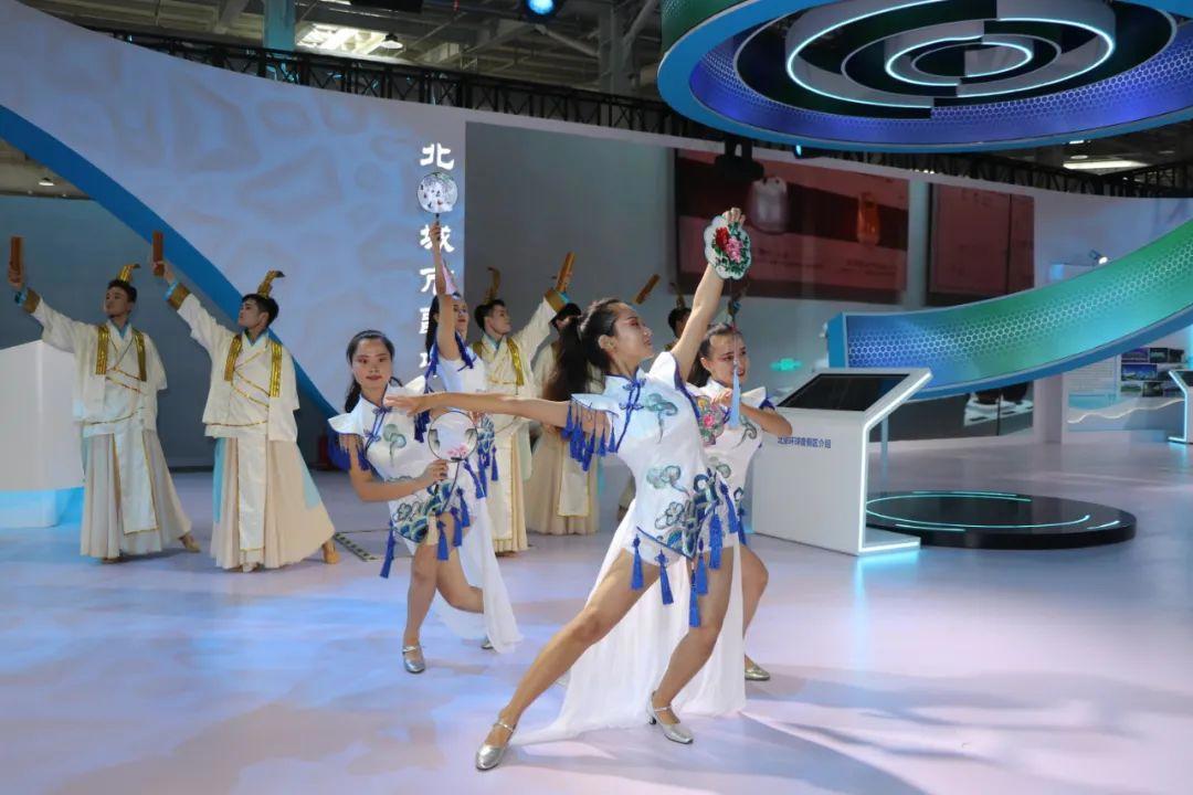 功夫熊猫、小黄人现身！文创盲盒瞬间购空！服贸会副中心展区高潮此起彼伏！