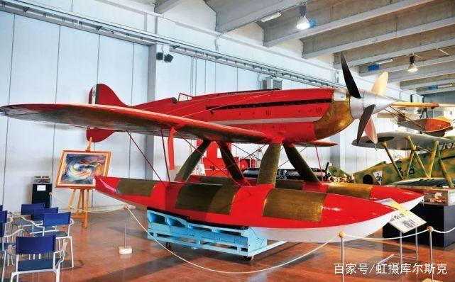 红猪电影中的细节：出场1分钟竟是历史人物，曾驾机在故宫上表演