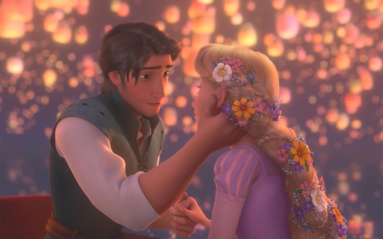 艾莎才是真正的“长发公主”，她的头发由40万根3D发丝组成