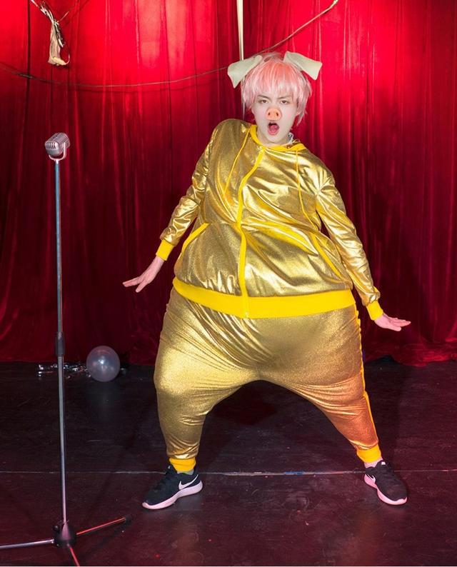 可爱有趣的cosplay来自《欢乐好声音》的“猪搭档”