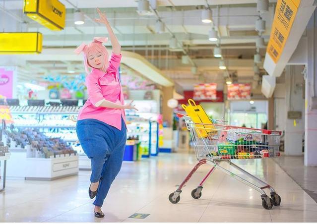 可爱有趣的cosplay来自《欢乐好声音》的“猪搭档”