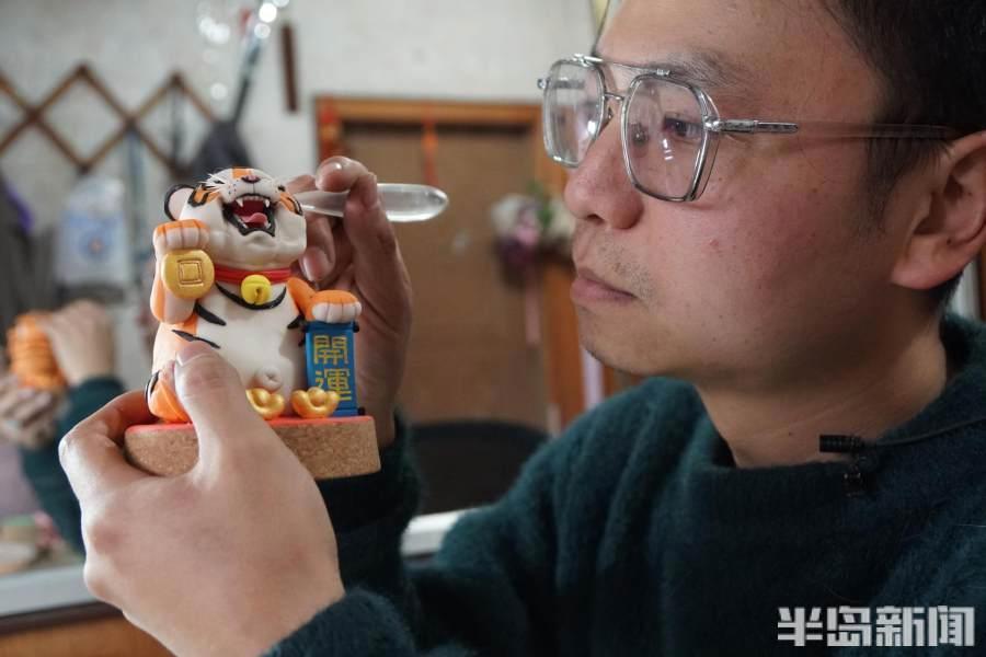 新闻周刊丨致敬“守艺人”：面塑师雕出三维动画世界，马头琴奏响海天优美旋律