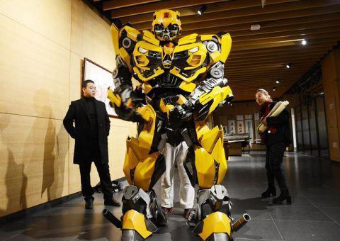 沈阳80后小伙穿“机器人”表演500个零件全是自己做的